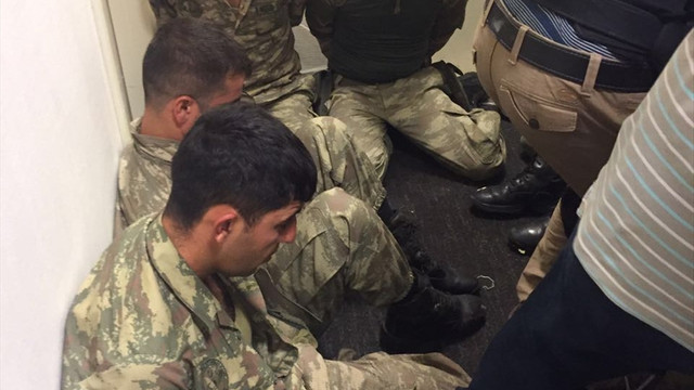 Cumhurbaşkanlığı Külliyesi'ne girmeye çalışan bölücü terör örgütü FETÖ/PDY mensubu 3'ü rütbeli 13 asker gözaltına alındı.