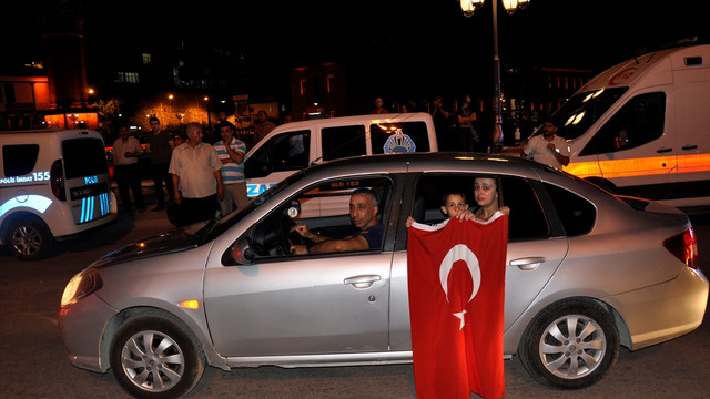 İstanbul ve Ankara'daki askeri kalkışmaya tepkiler