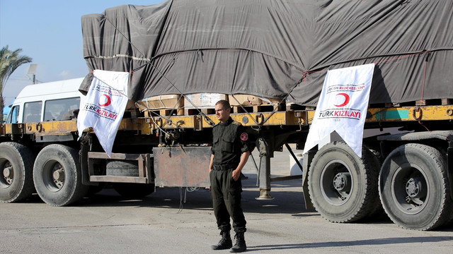 İyilik gemisiyle gelen malzemeler Gazze'de