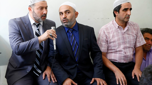 İzmir'de sela okuyan müezzinin tartaklanması