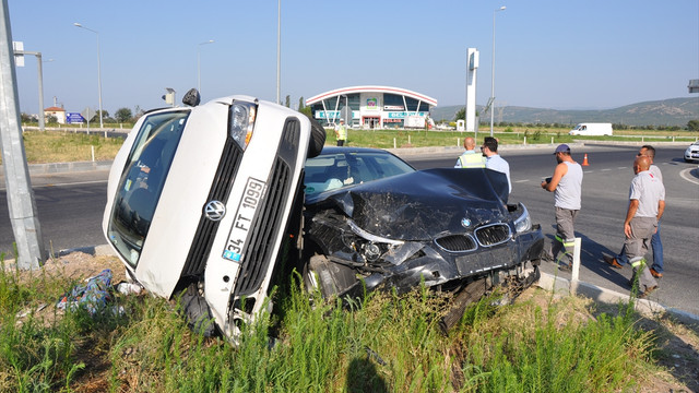 İzmir'de trafik kazası: 1 ölü, 3 yaralı