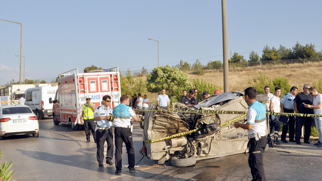 İzmir'de trafik kazası: 3 ölü, 2 yaralı