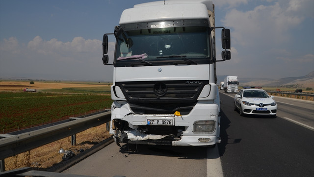 Kahramanmaraş'ta tır otomobile çarptı: 2 ölü
