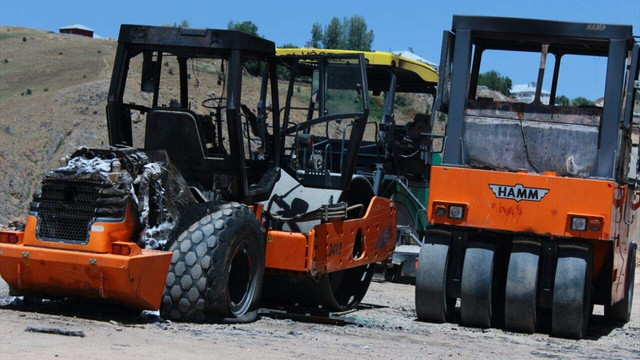 Karlıova'da PKK'lı teröristler 2 araç yaktı
