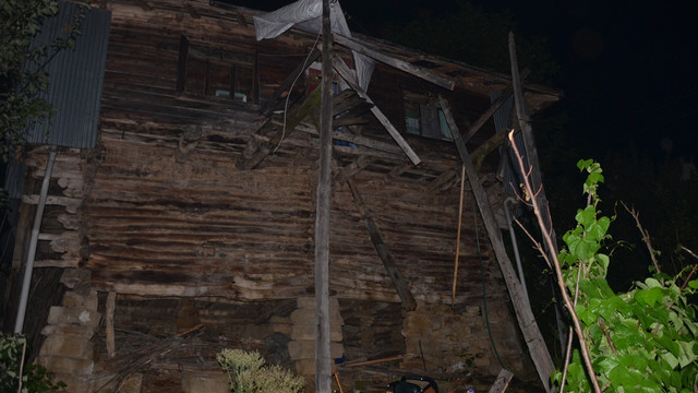 Kastamonuda ahşap evin balkonu çöktü: 7 yaralı