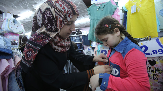 Katar'dan Ürdün'deki Suriyeli yetimlere bayramlık giysi