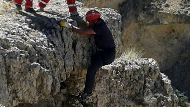 Kayalıklarda sıkışan keçi yavrusunu AFAD ekipleri kurtardı