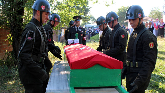 Kazazede asker toprağa verildi