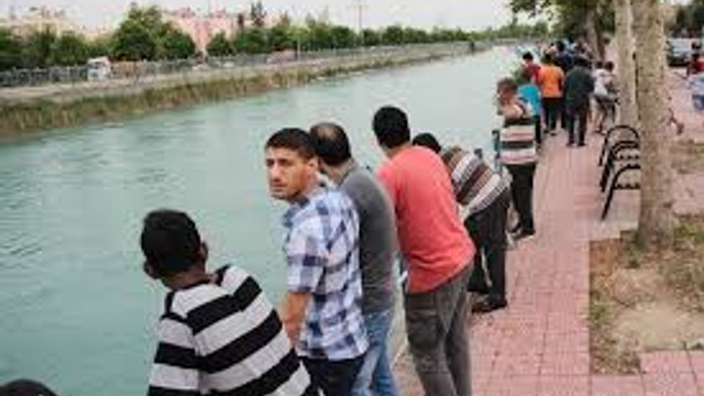 Serinlemek için sulama kanalına giren Suriyeli çocuk boğuldu