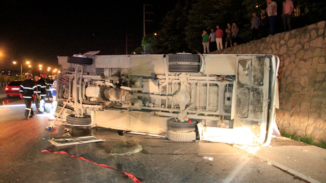 Kocaeli'de servis midibüsü devrildi: 4 yaralı