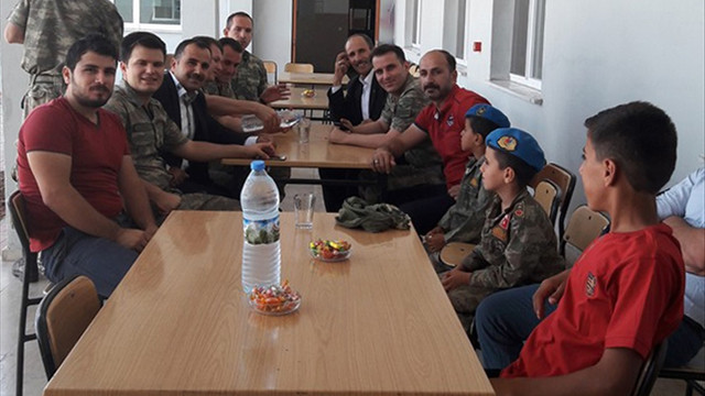 Köylülerden Mehmetçik'e bayram ziyareti