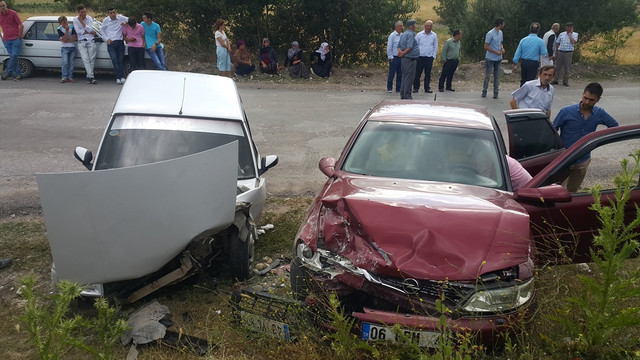 Kütahya'da iki otomobil çarpıştı: 3 yaralı