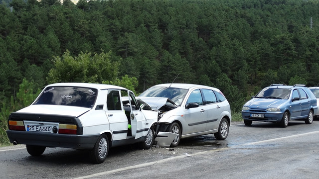 Kütahya'da iki otomobil çarpıştı: 4 yaralı