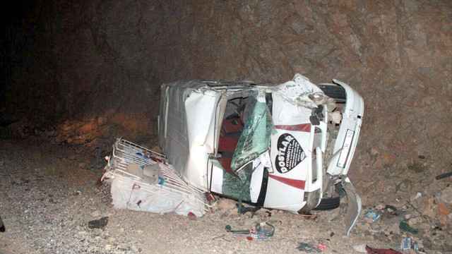 Malatyada mevsimlik işçileri taşıyan minibüs devrildi: 16 yaralı