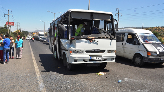 Manisa'da işçi servisi kaza yaptı