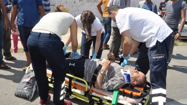 Manisa'da otomobil devrildi: 3 yaralı