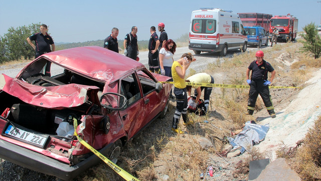 Manisa'da trafik kazası: 1 ölü, 2 yaralı