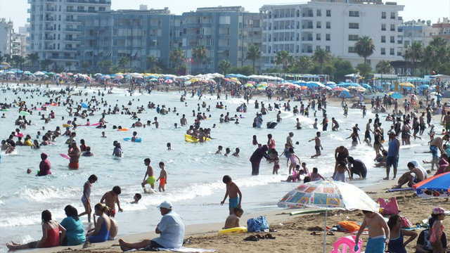 Mersin sahillerinde bayram yoğunluğu yaşanıyor