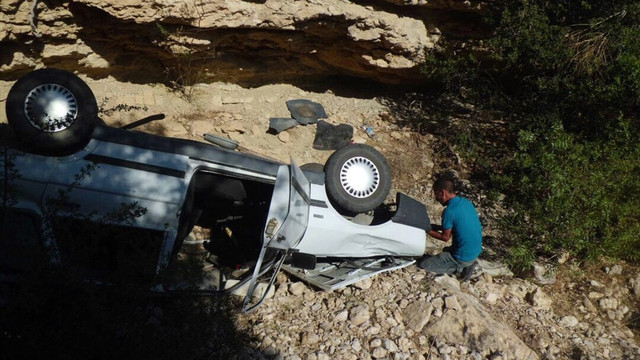 Mersin'de otomobil uçuruma yuvarlandı: 1 ölü, 4 yaralı