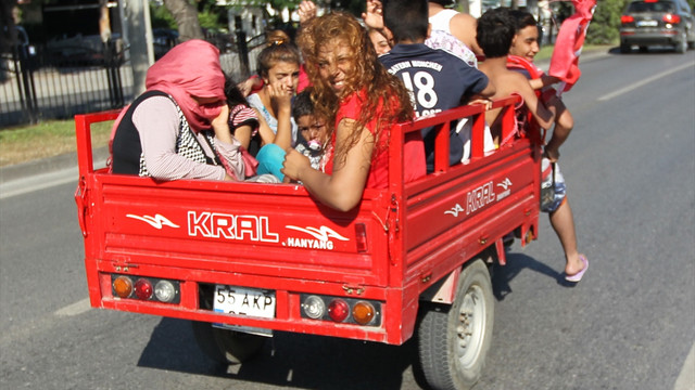 Motosiklete bağlı römorkta tehlikeli yolculuk