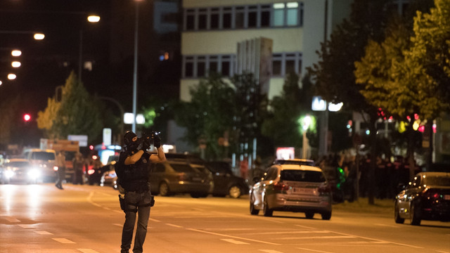 Almanya'nın Münih kentinde bir alışveriş merkezine düzenlenen silahlı saldırıda çok sayıda kişinin öldüğü bildirildi