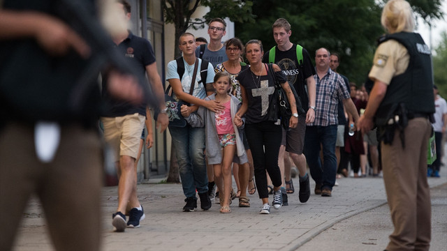 Almanya'nın Münih kentinde bir alışveriş merkezine düzenlenen silahlı saldırıda ilk belirlemelere göre 6 kişinin öldüğü açıklandı.