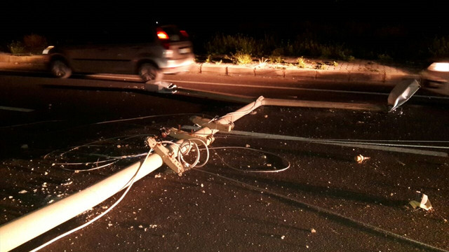 Niğde'de otomobil direğe çarptı : 2 yaralı