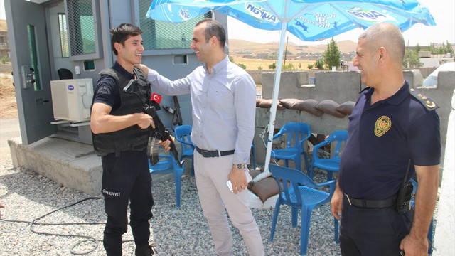 Nöbet kulübesinde bayramlaşma