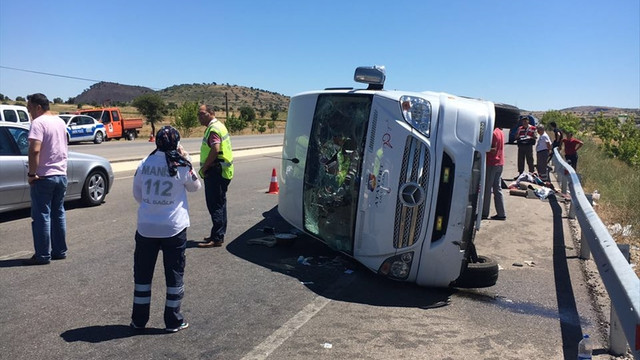 Öğrencileri taşıyan minibüs devrildi: 14 yaralı