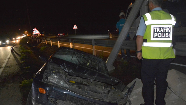 Ordu'da otomobil aydınlatma direğine çarptı: 6 yaralı