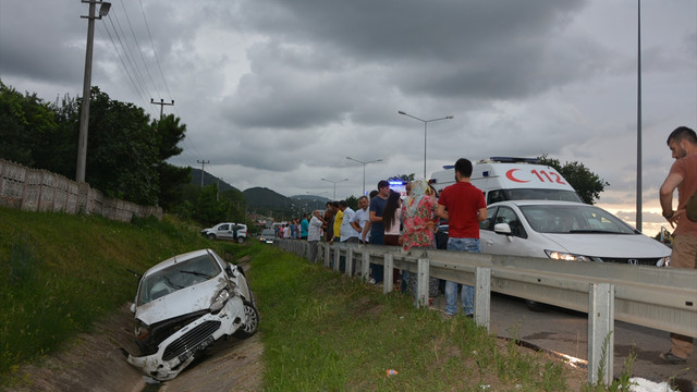 Otomobil su kanalına yuvarlandı: 1 ölü, 4 yaralı