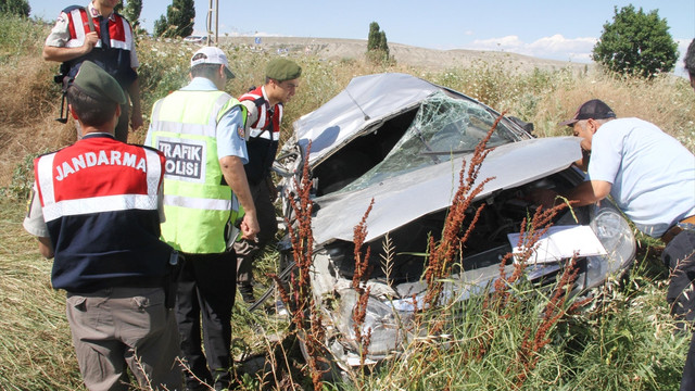 Otomobil, traktöre çarptı: 3 yaralı