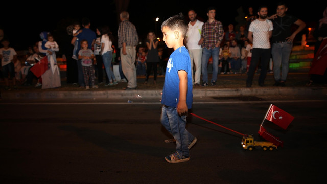Oyuncak kamyonuyla demokrasi nöbetine giden çocuk
