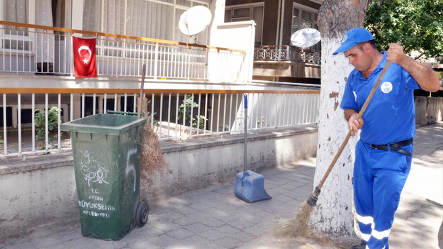 Para dolu çantayı polise teslim etti