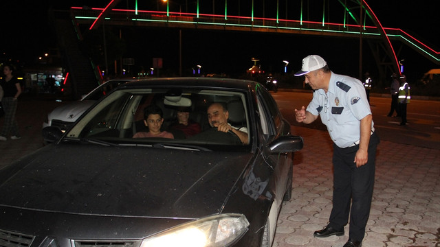 Polis bu kez çay molası için durduruyor