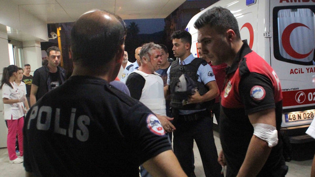 Polis memurunu araçla ezdiler