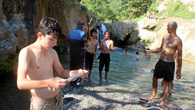 Polisten boğulmalara karşı broşürlü uyarı