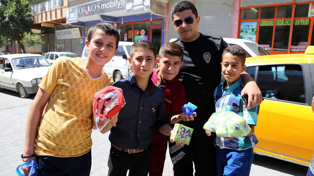 Polisten Suriyeli çocuklara bayram hediyesi