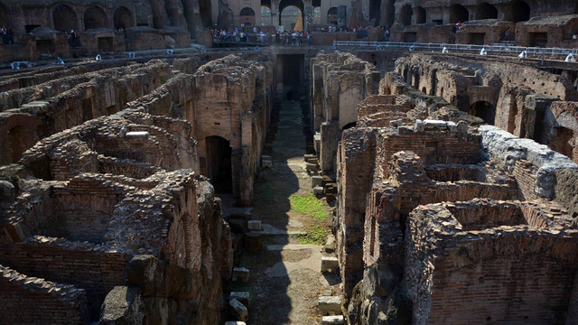 Roma'nın simgesi Kolezyum parlamaya başladı