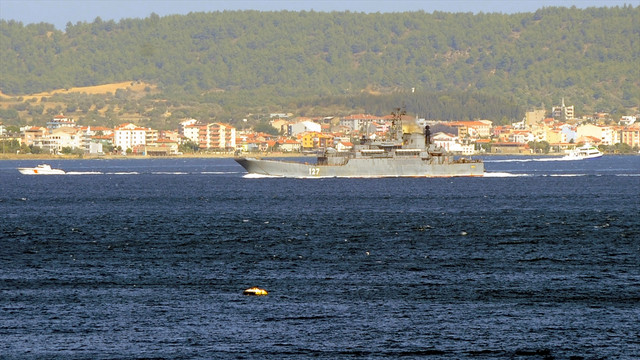 Rus askeri gemisi Çanakkale Boğazı'ndan geçti