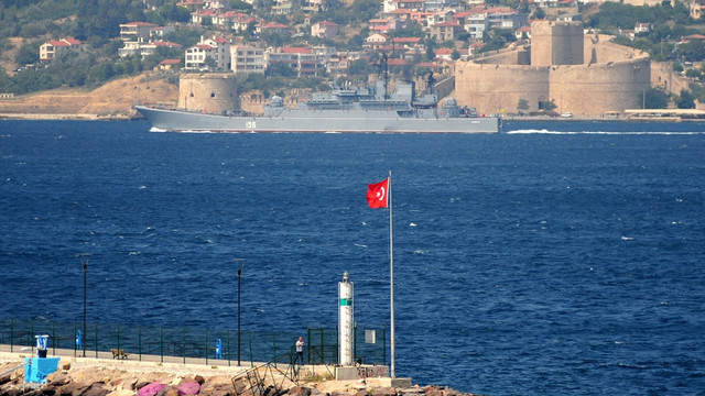 Rus askeri gemisi Çanakkale Boğazı'ndan geçti