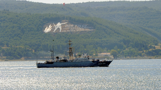 Rus savaş gemisi Çanakkale Boğazı'ndan geçti