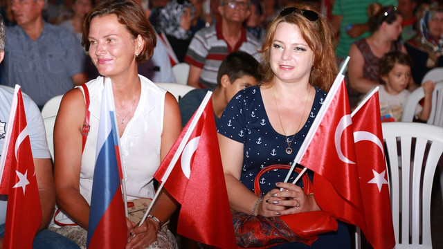 Ruslar da demokrasi nöbetinde