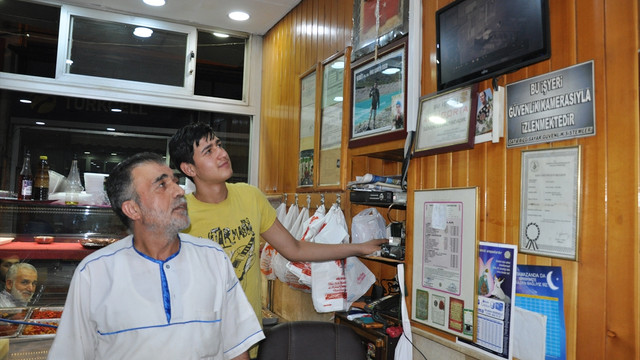 Sadaka kutusu hırsızlığı güvenlik kamerasında