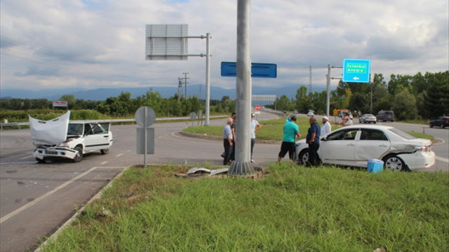Sakarya'da iki otomobil çarpıştı: 4 yaralı