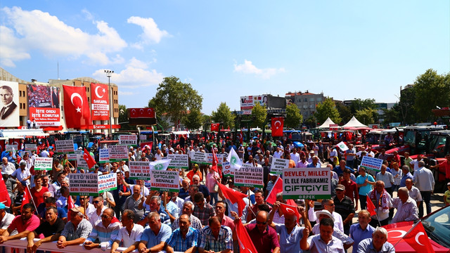 Sakaryalı çiftçilerden traktörlerle demokrasi konvoyu