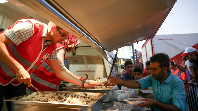 Şehit edilen TÜRKSAT personeli için yemek dağıtıldı