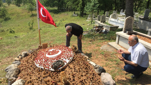 Şehit Kalmış'ın babası kızının mezarını ziyaret etti
