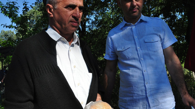 Şehit polis memuru için helva dağıtıldı