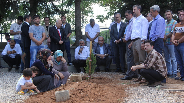 Şehitliklerde buruk bayram